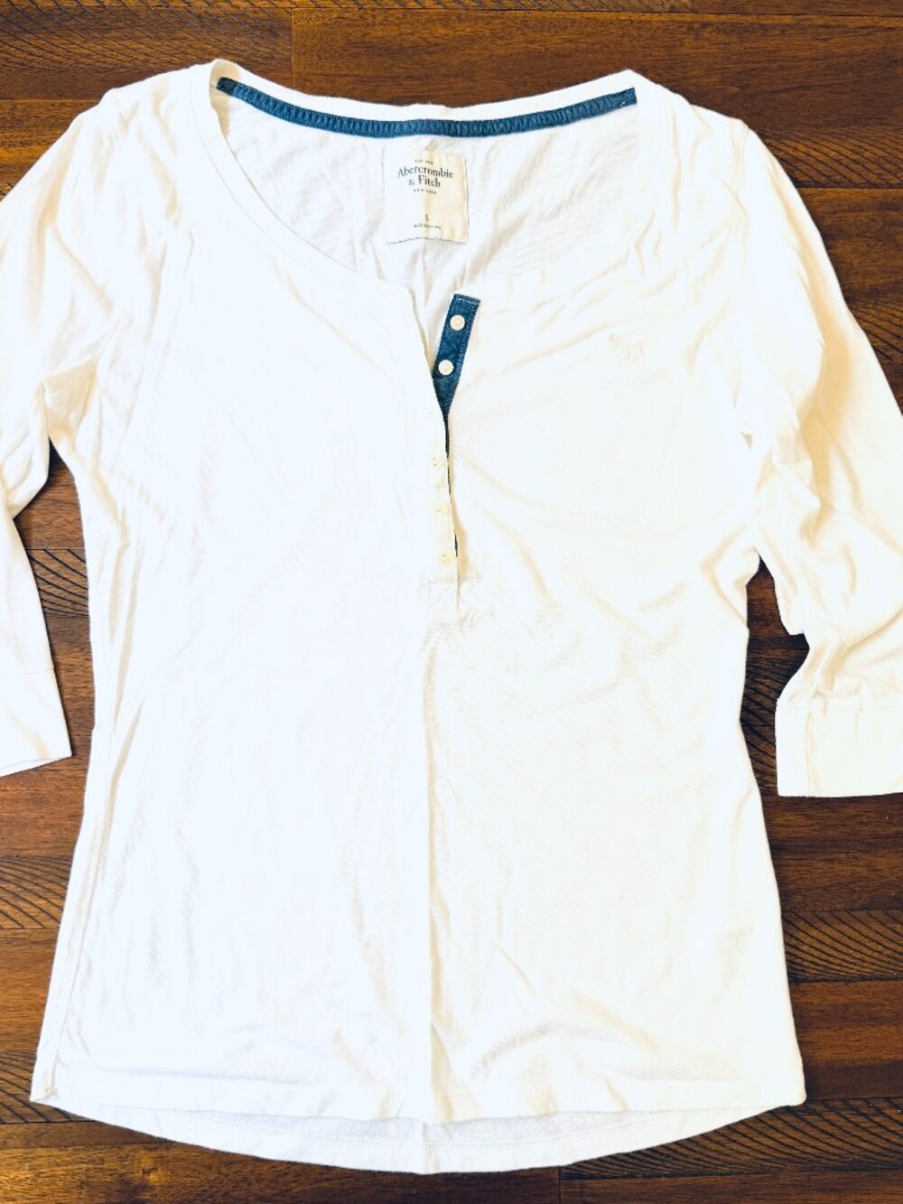 Cute & Comfy Abercrombie & Fitch White Chambray Trim Henley Top- Size S
